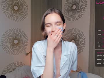 girl
        happiness_call cam image #2064136