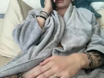 couple Live Cam Girls Love To Strip Naked For Their Viewers with skylarrrr1