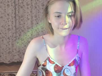 girl
        mira_fox_ cam image #2087297