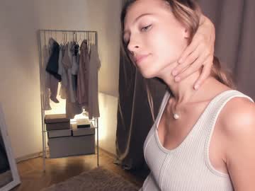 girl
        wave_of_happy_ cam image #2658825
