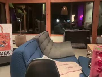 girl
        peacheekitty cam image #4547019