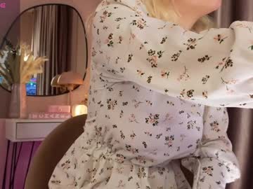 girl
        winniewest_ cam image #5589211
