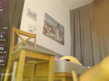girl
        yoonipooni cam image #6244545