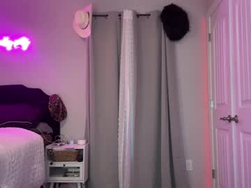 girl
        brielledaviss cam image #6872252