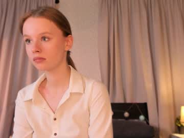 girl
        aislyworld cam image #3630324
