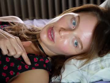 girl
        ellaa91 cam image #22498
