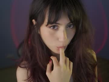 girl
        greeny_mat cam image #6871160