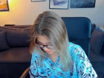 girl
        lisa_roses cam image #465270