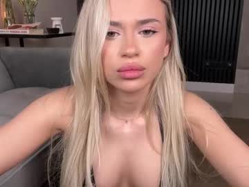 girl
        julia_rle cam image #6834353