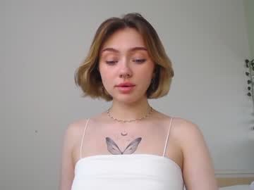 girl
        adelewilson__ cam image #1839017