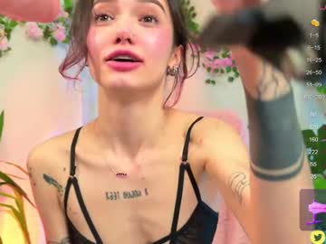 girl
        breeding_material cam image #6165792