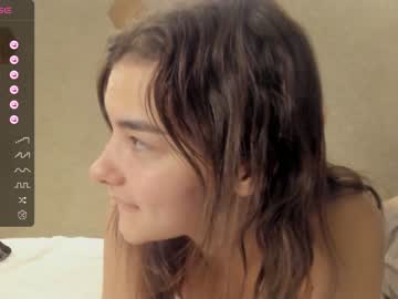 girl
        laurawhitea cam image #2640386