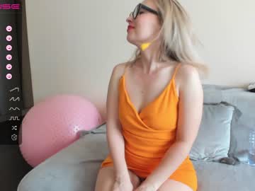 girl
        emilymilf__ cam image #1646207