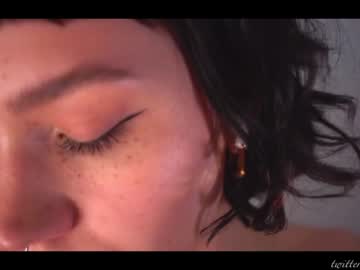 girl
        luna_ai cam image #972763