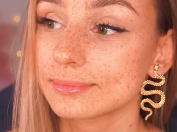 girl
        artease cam image #1409871