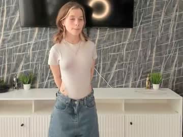 girl
        lynnatlee cam image #3872373