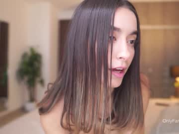 girl
        emyii cam image #1254737