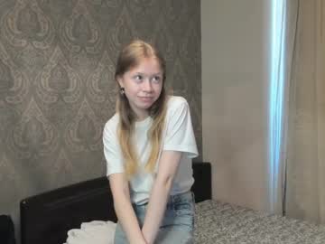 girl
        keeleycoldwell cam image #4403612
