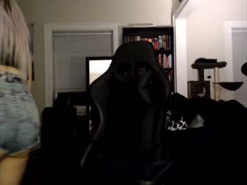 girl
        runacrow cam image #1746217