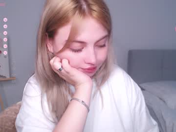 girl
        shy_blondiee cam image #2561775