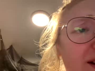 girl
        rosebuds18 cam image #457129