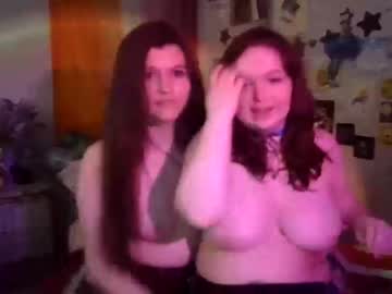 couple Live Cam Girls Love To Strip Naked For Their Viewers with evelyn_and_junie