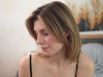 girl
        refined_style cam image #5000024