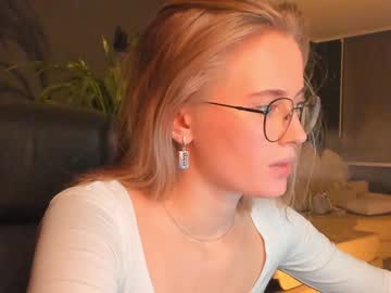 girl
        linellali cam image #118379