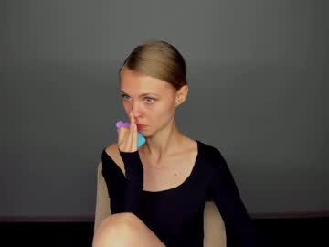 girl
        phoebepaw cam image #4647608