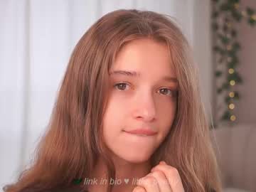 girl
        little_poetry cam image #6855527