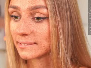 girl
        artease cam image #2875510