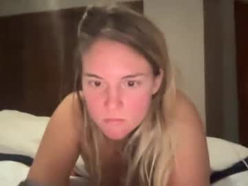 couple
        snowbunnyass cam image #1336043