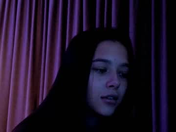 girl
        emilybatee cam image #2510932