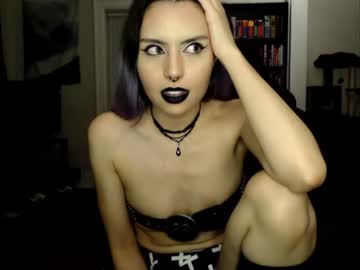 girl
        runacrow cam image #1587954