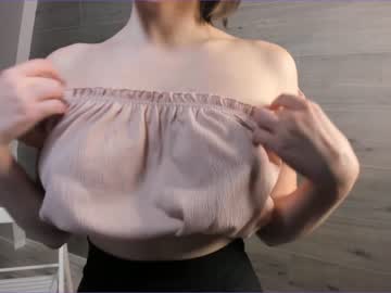 girl
        charmingasever cam image #2481386