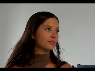 girl
        emilybatee cam image #1611543