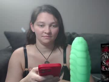 girl
        rowanswolves cam image #4768585