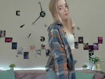 girl
        the_scarlet_flower_ cam image #5096143