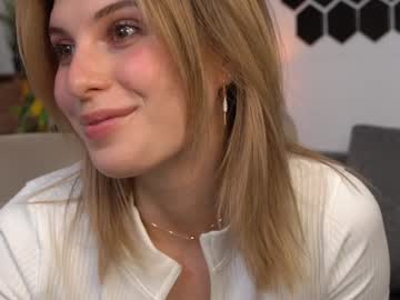 girl
        refined_style cam image #5418619