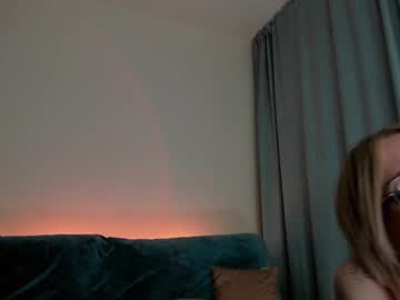 girl
        amber_quell_here cam image #2774566