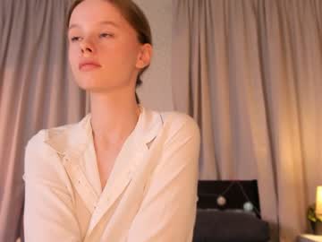 girl
        aislyworld cam image #3630109