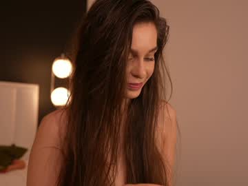 girl
        dovia cam image #6307558