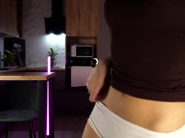 girl
        emilybatee cam image #6928336