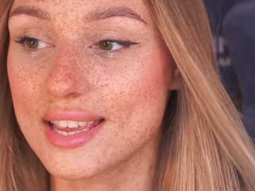 girl
        artease cam image #1969697