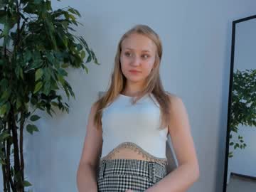 girl
        merciaembry cam image #3376595