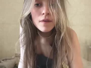 girl
        fflloowweerr cam image #6328583