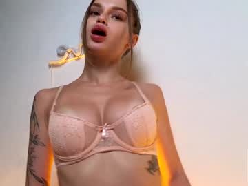 girl
        tootightwithbra cam image #5631538