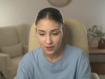 girl
        sunn_beamm cam image #6282710