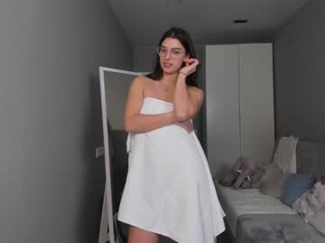 girl
        lynn_jackson cam image #3807414