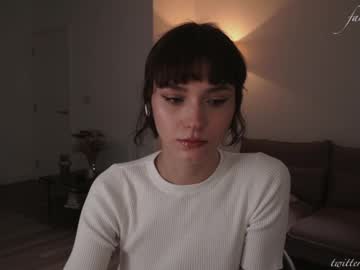 girl
        luna_ai cam image #4701840